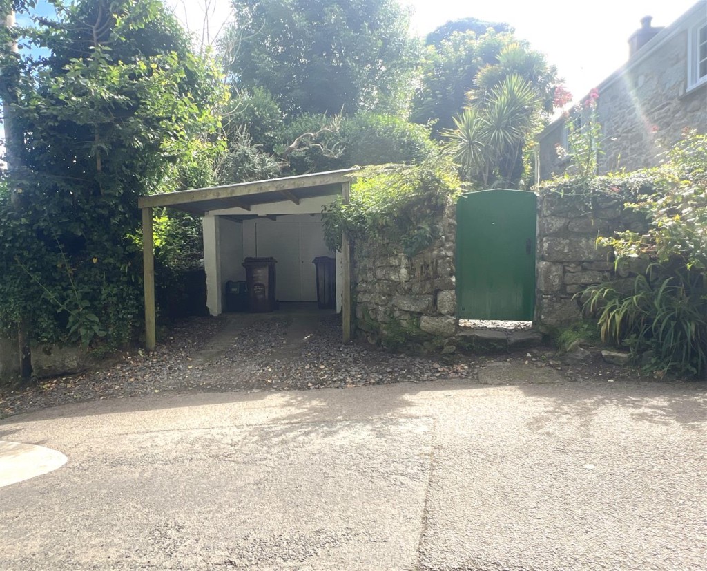 Lot: 138 - WELL PRESENTED DETACHED TWO-BEDROOM CHARACTERFUL COTTAGE WITH GARDENS AND PARKING - Car port taken from roadside